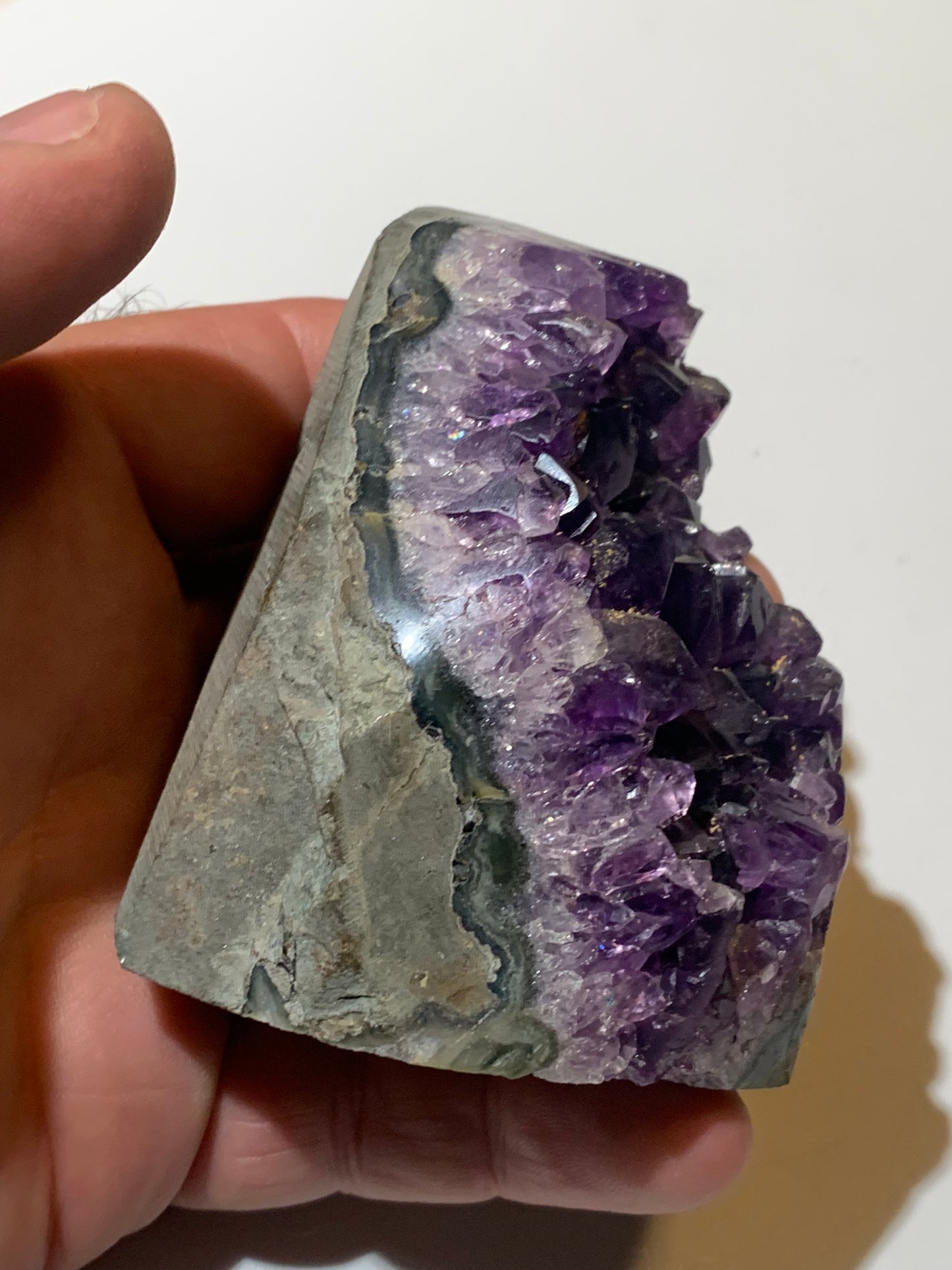 Forme libre en améthyste sur socle en bois – Pièce de ± 80 x 68 x 65 mm – 330,3 g (hors socle) !