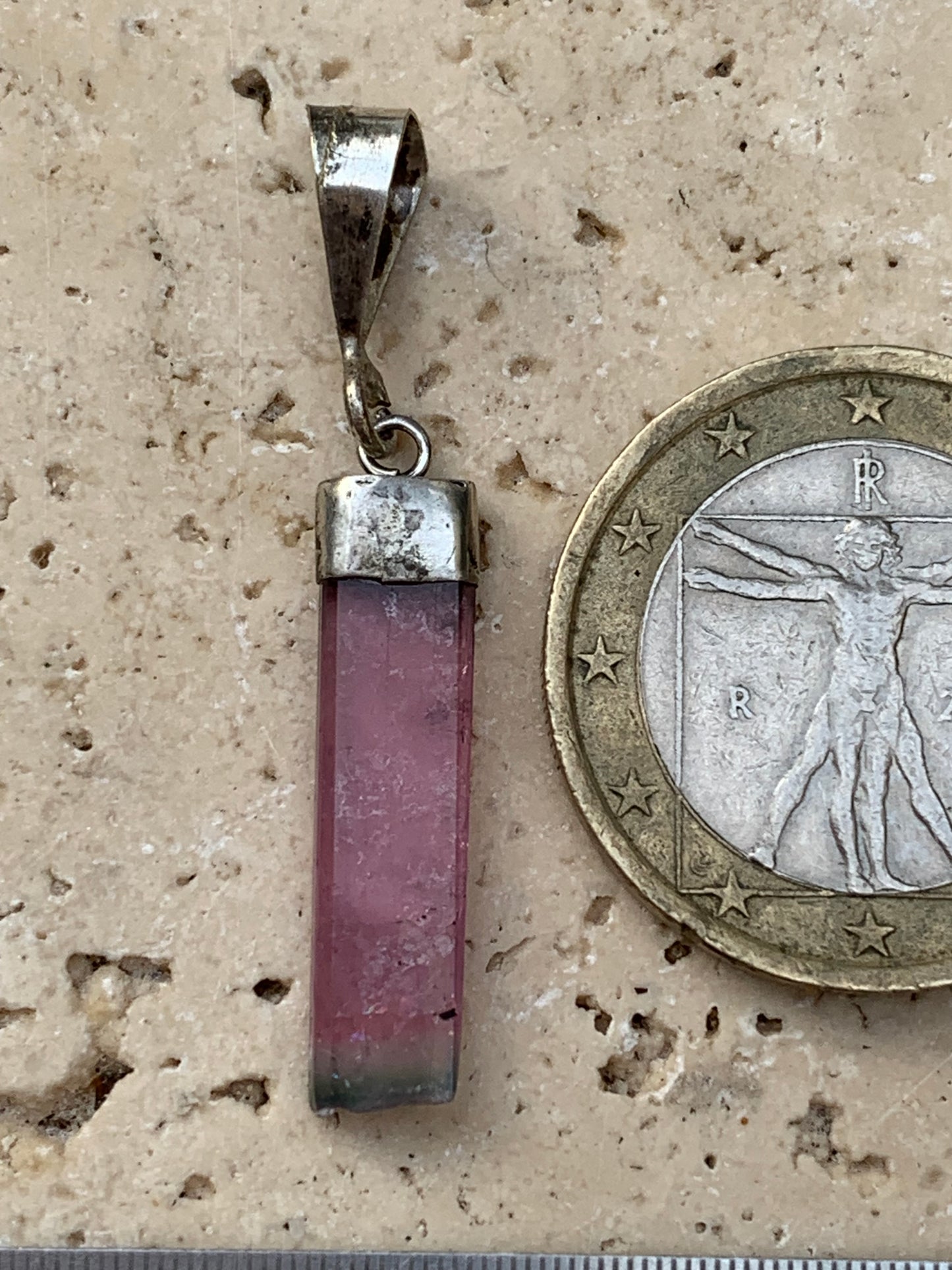 Tourmaline melon d'eau/ pastèque, pendentif en Argent de 36mm de hauteur x 6 de largeur x 2. Vendu avec cordon réglable de couleur noire !