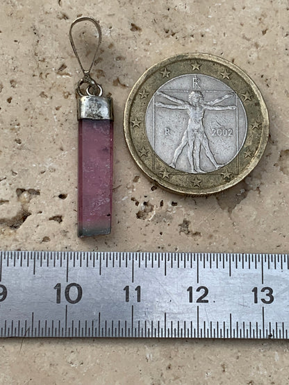 Tourmaline melon d'eau/ pastèque, pendentif en Argent de 36mm de hauteur x 6 de largeur x 2. Vendu avec cordon réglable de couleur noire !