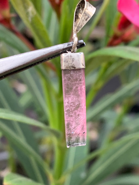 Tourmaline melon d'eau/ pastèque, pendentif en Argent de 36mm de hauteur x 6 de largeur x 2. Vendu avec cordon réglable de couleur noire !