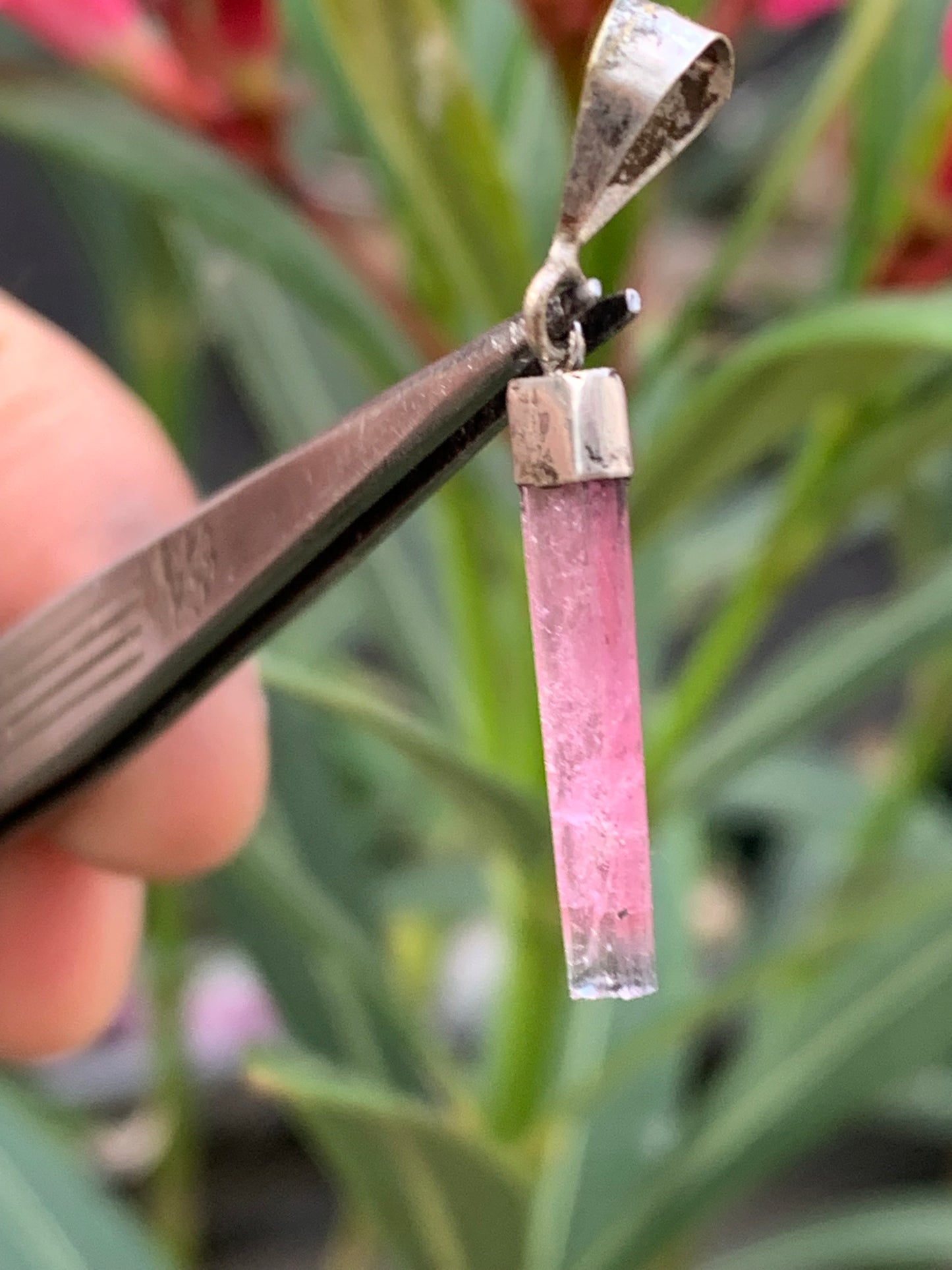 Tourmaline melon d'eau/ pastèque, pendentif en Argent de 36mm de hauteur x 6 de largeur x 2. Vendu avec cordon réglable de couleur noire !