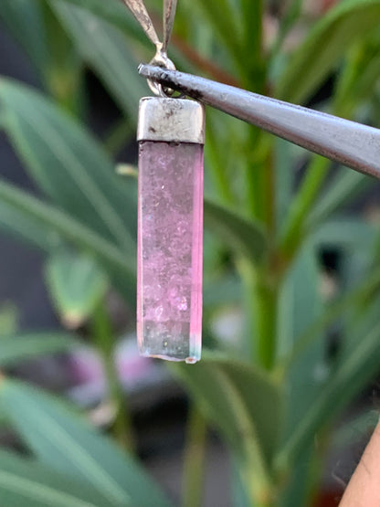 Tourmaline melon d'eau/ pastèque, pendentif en Argent de 36mm de hauteur x 6 de largeur x 2. Vendu avec cordon réglable de couleur noire !
