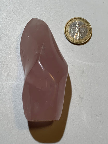 Quartz rose, Forme libre 'flammée' - 83 mm x 36 Ø - 137,5 gr. superbe pièce !
