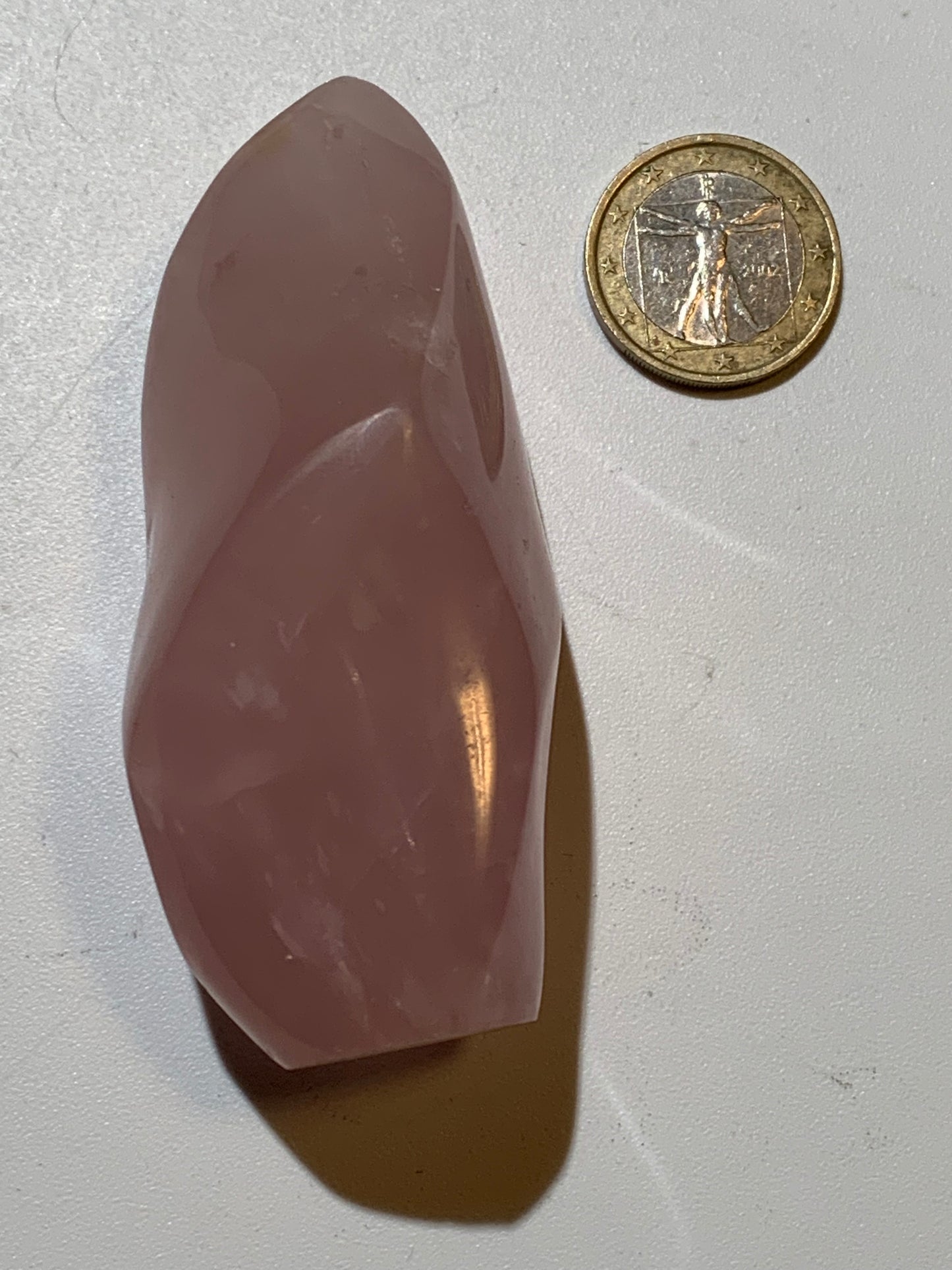 Quartz rose, Forme libre 'flammée' - 83 mm x 36 Ø - 137,5 gr. superbe pièce !