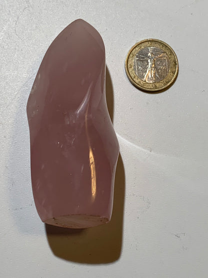 Quartz rose, Forme libre 'flammée' - 83 mm x 36 Ø - 137,5 gr. superbe pièce !