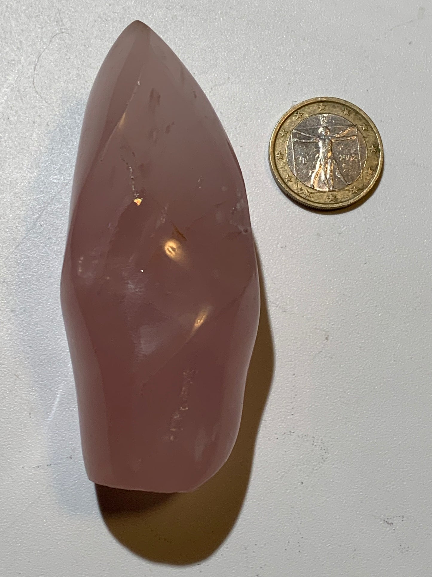 Quartz rose, Forme libre 'flammée' - 83 mm x 36 Ø - 137,5 gr. superbe pièce !