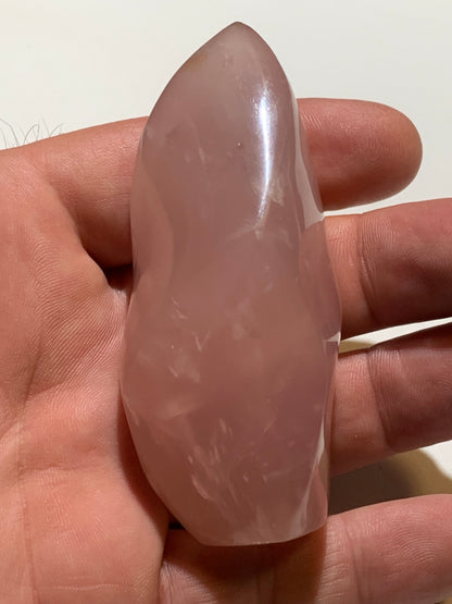 Quartz rose, Forme libre 'flammée' - 83 mm x 36 Ø - 137,5 gr. superbe pièce !