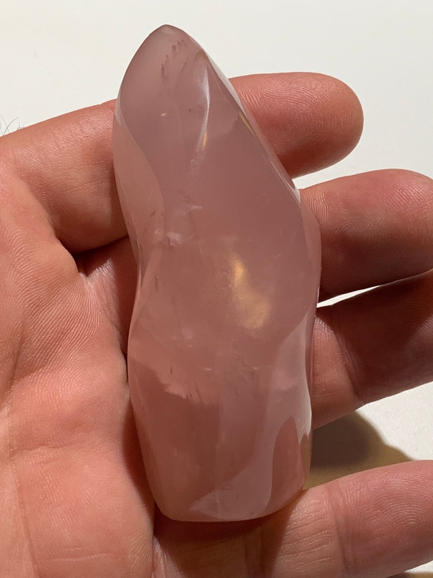 Quartz rose, Forme libre 'flammée' - 83 mm x 36 Ø - 137,5 gr. superbe pièce !
