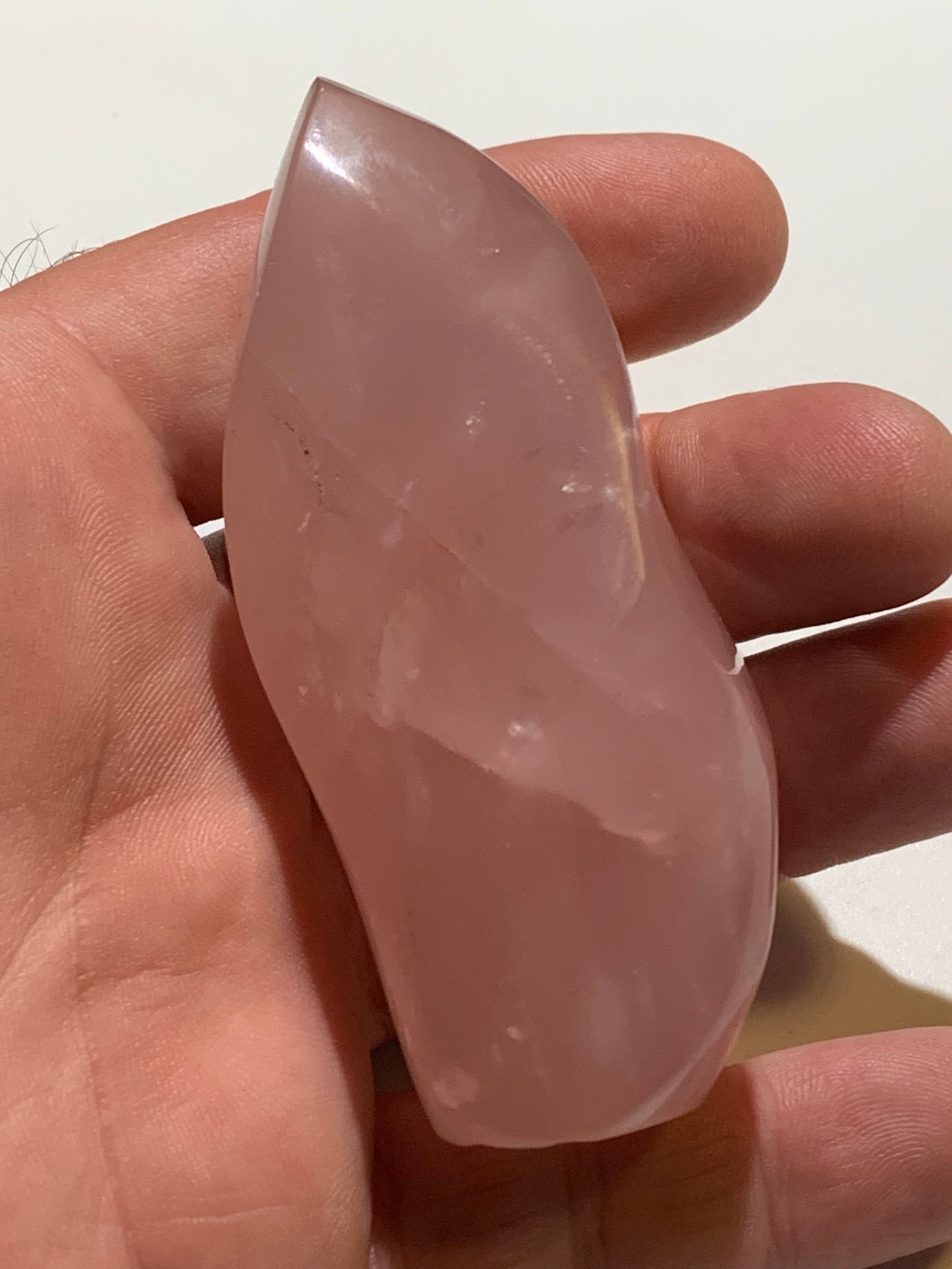 Quartz rose, Forme libre 'flammée' - 83 mm x 36 Ø - 137,5 gr. superbe pièce !