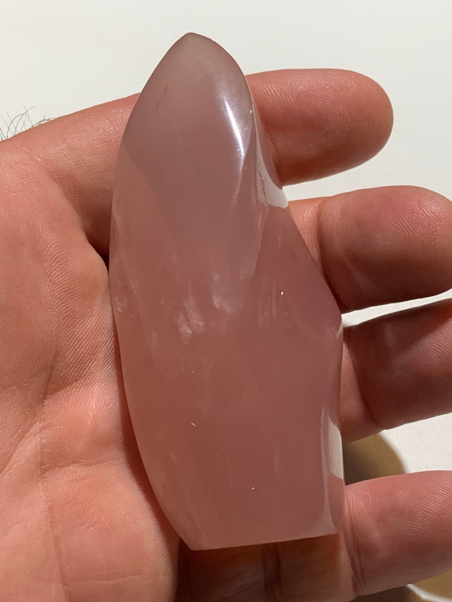 Quartz rose, Forme libre 'flammée' - 83 mm x 36 Ø - 137,5 gr. superbe pièce !