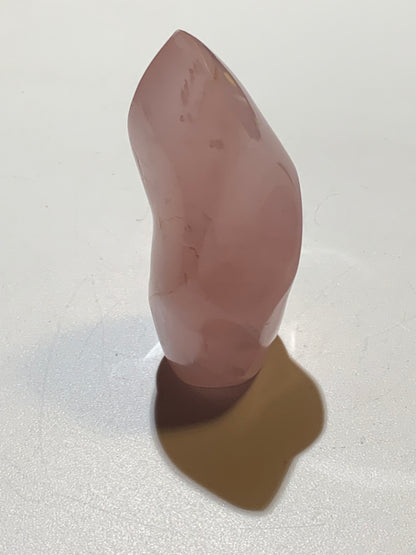 Quartz rose, Forme libre 'flammée' - 83 mm x 36 Ø - 137,5 gr. superbe pièce !