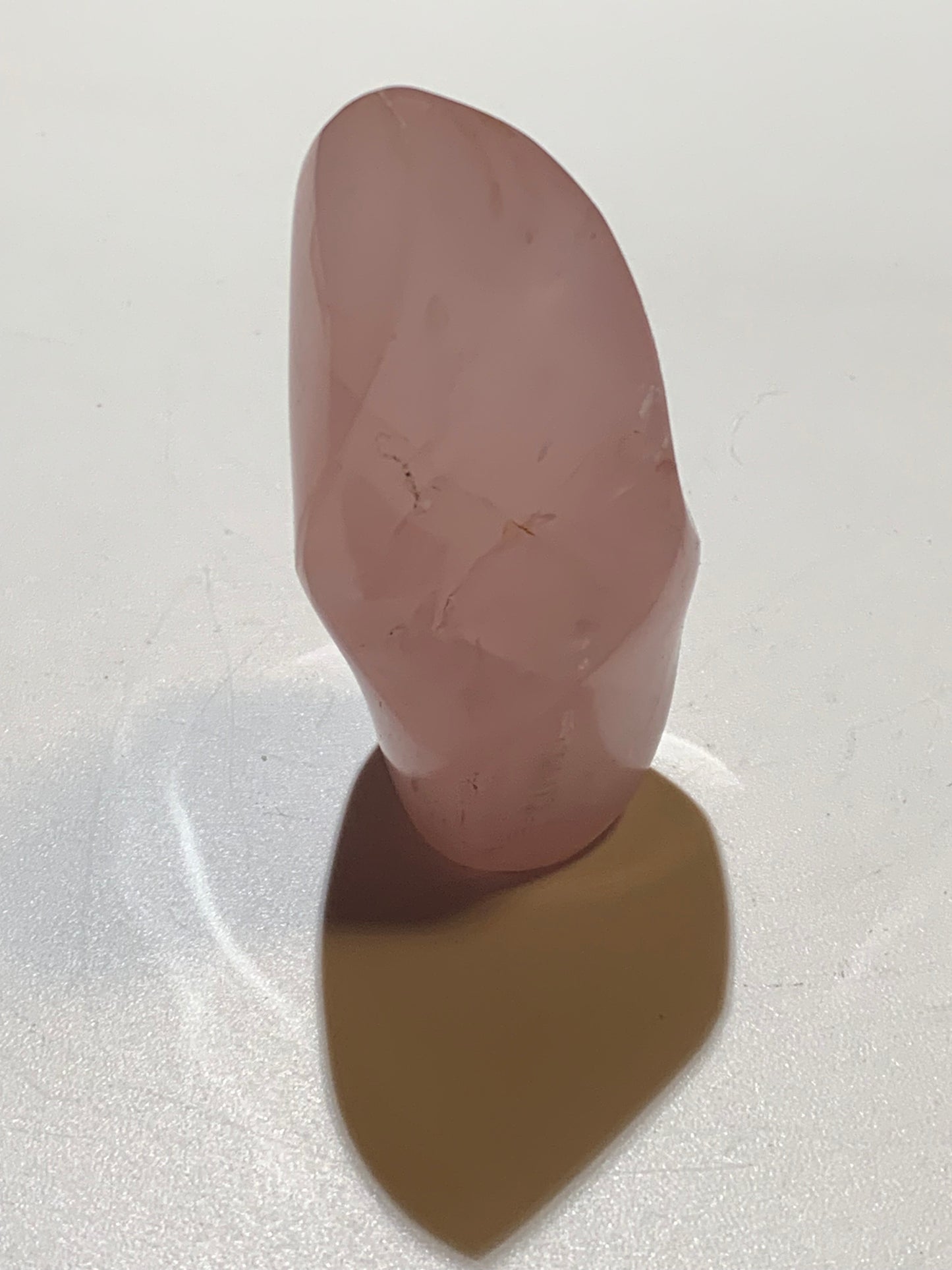 Quartz rose, Forme libre 'flammée' - 83 mm x 36 Ø - 137,5 gr. superbe pièce !