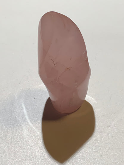 Quartz rose, Forme libre 'flammée' - 83 mm x 36 Ø - 137,5 gr. superbe pièce !