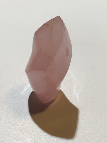 Quartz rose, Forme libre 'flammée' - 83 mm x 36 Ø - 137,5 gr. superbe pièce !