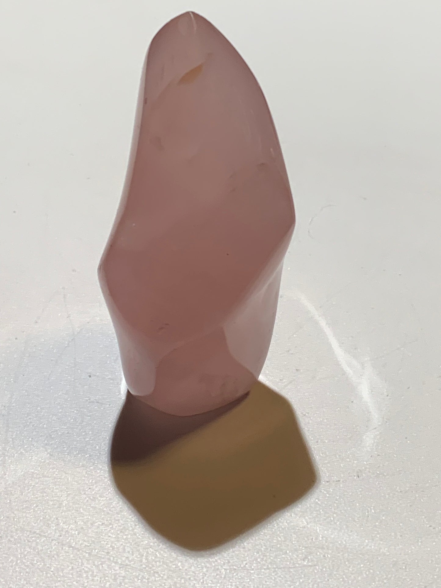Quartz rose, Forme libre 'flammée' - 83 mm x 36 Ø - 137,5 gr. superbe pièce !