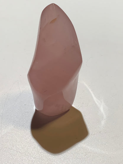 Quartz rose, Forme libre 'flammée' - 83 mm x 36 Ø - 137,5 gr. superbe pièce !
