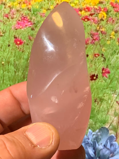 Quartz rose, Forme libre 'flammée' - 83 mm x 36 Ø - 137,5 gr. superbe pièce !