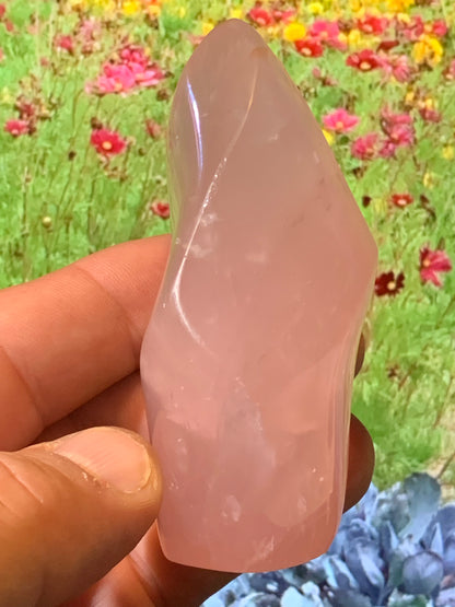 Quartz rose, Forme libre 'flammée' - 83 mm x 36 Ø - 137,5 gr. superbe pièce !