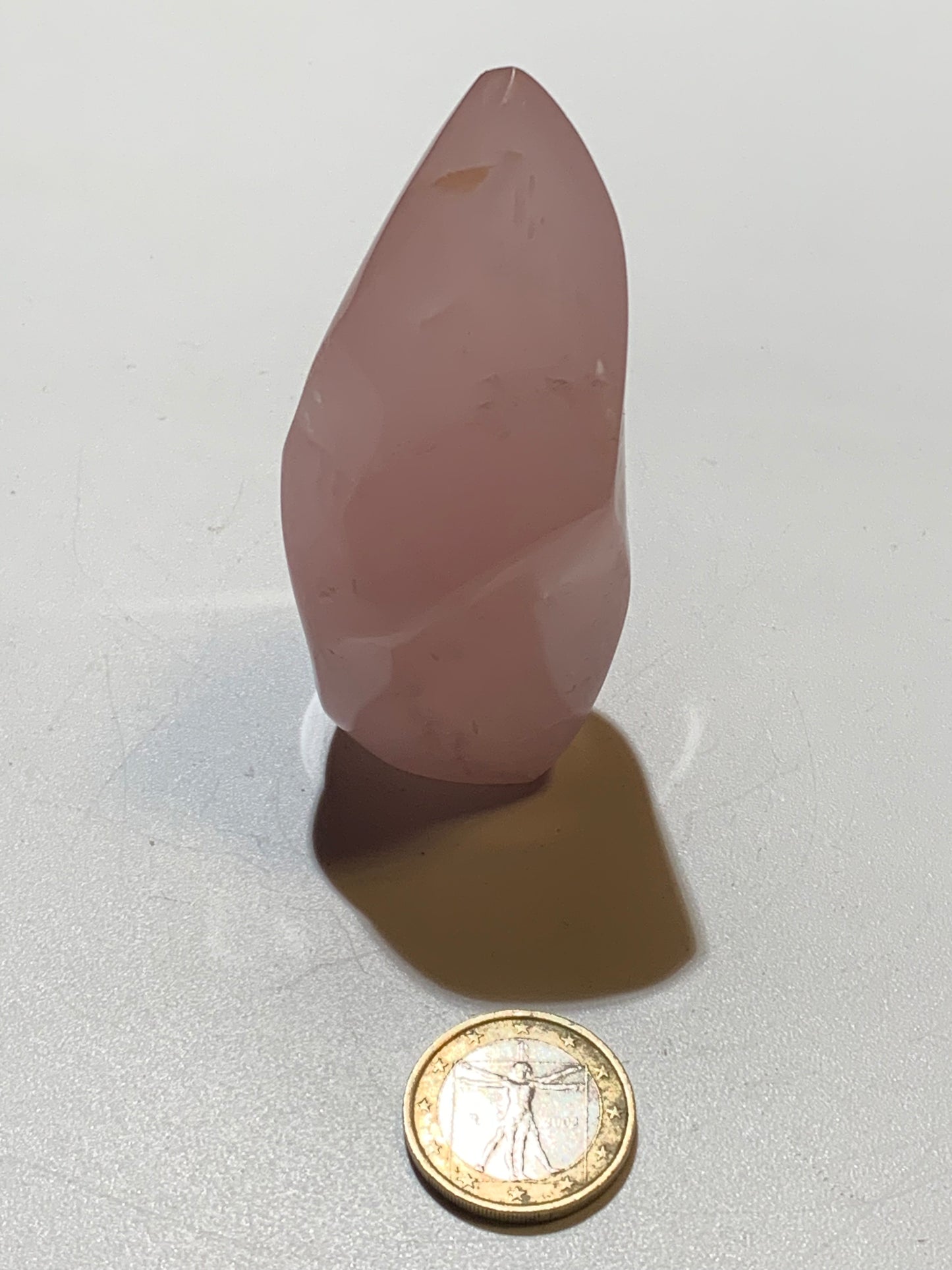 Quartz rose, Forme libre 'flammée' - 83 mm x 36 Ø - 137,5 gr. superbe pièce !