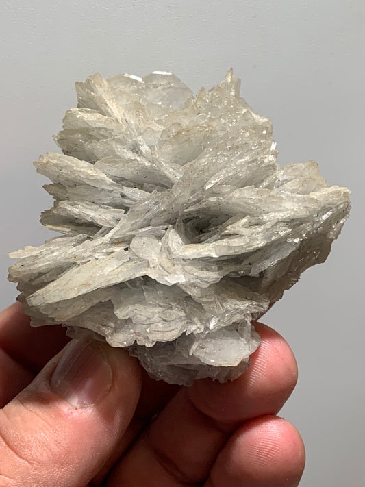 Baryte/ Barytine bleue (France) - Superbe spécimen brut de 73 mm x 62 x 45 - 219,3 gr. !
