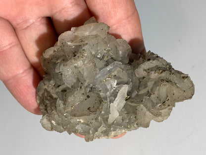 Baryte/ Barytine avec galène et chalcopyrite (France) - Superbe spécimen brut de 78 mm x 64 x 42 - 148 gr. !