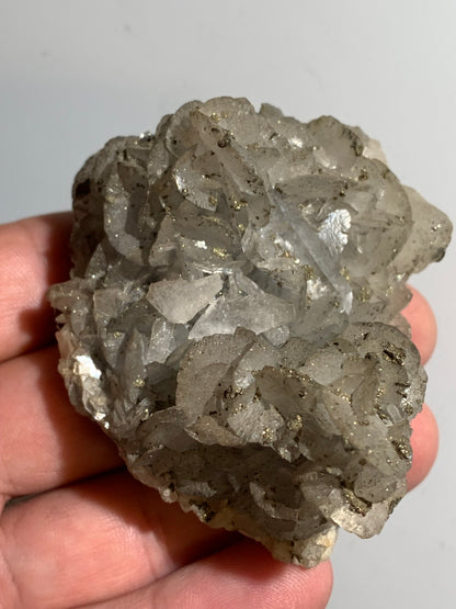 Baryte/ Barytine avec galène et chalcopyrite (France) - Superbe spécimen brut de 78 mm x 64 x 42 - 148 gr. !