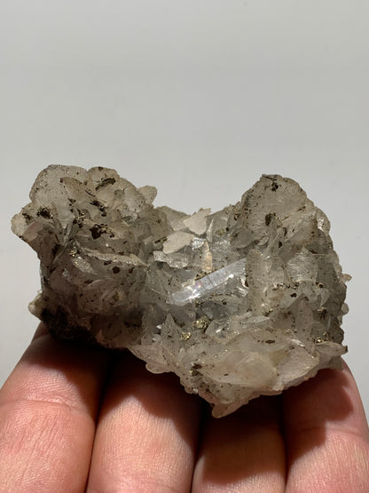 Baryte/ Barytine avec galène et chalcopyrite (France) - Superbe spécimen brut de 78 mm x 64 x 42 - 148 gr. !