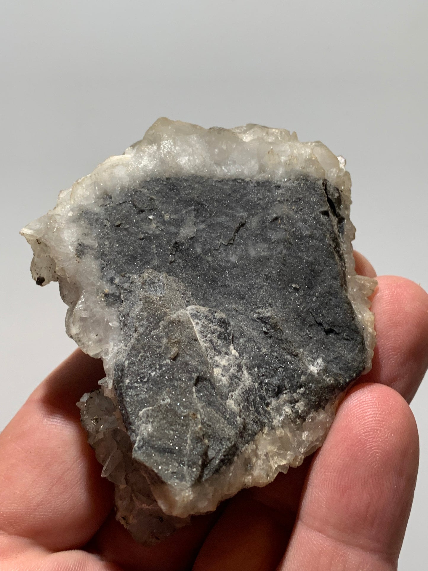 Baryte/ Barytine avec galène et chalcopyrite (France) - Superbe spécimen brut de 78 mm x 64 x 42 - 148 gr. !