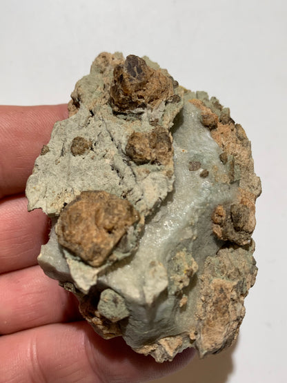Grenat Grossulaire - Superbe spécimen brut de 60 mm x 51 x 33 - 97 gr. !