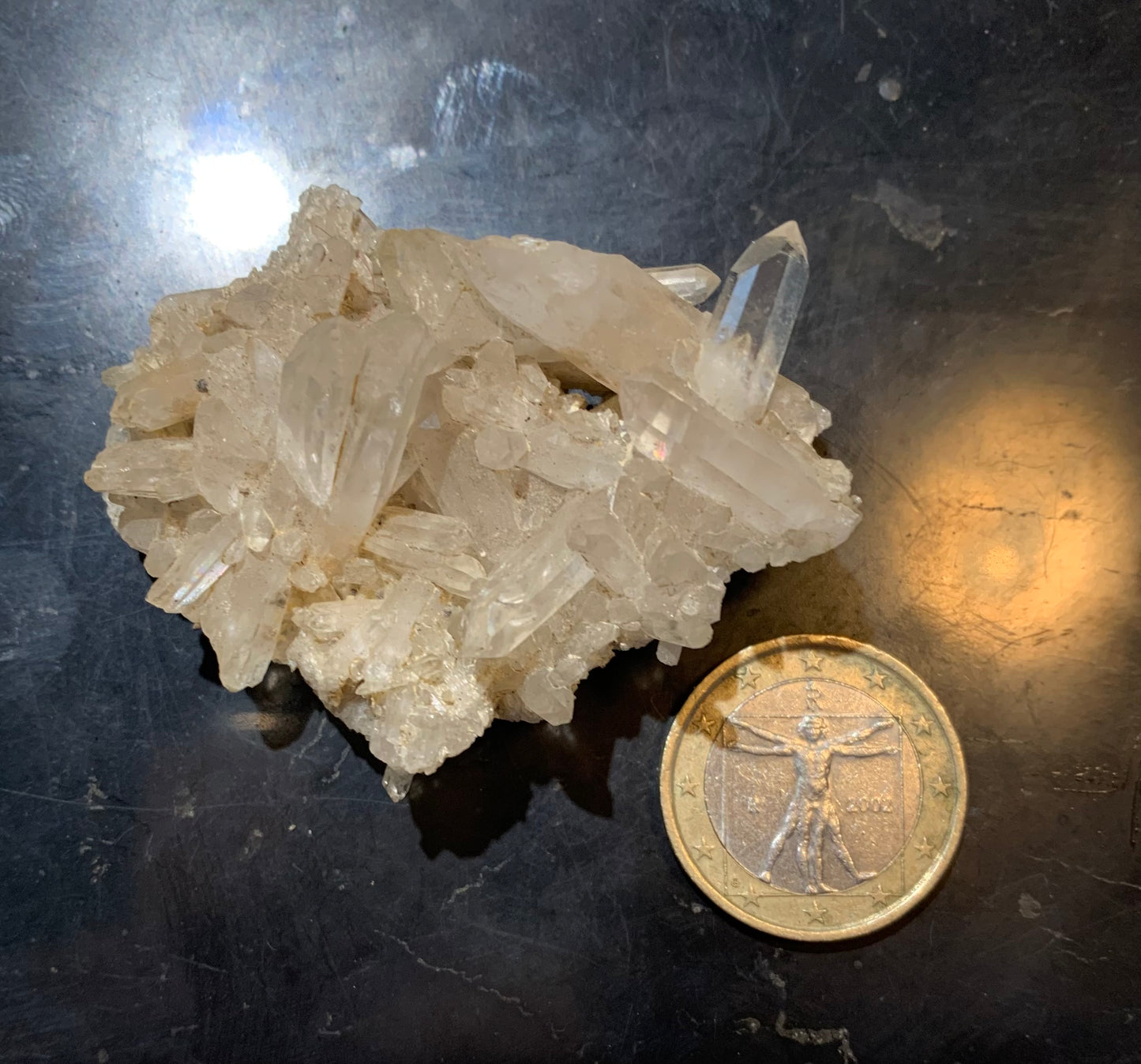 Cristal de roche (France) - Petite druse de petits cristaux - 54 L x 44 l x 24 h mm - 30 grammes - Très belle pureté !