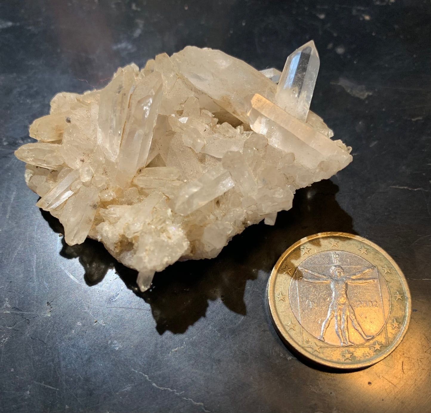 Cristal de roche (France) - Petite druse de petits cristaux - 54 L x 44 l x 24 h mm - 30 grammes - Très belle pureté !