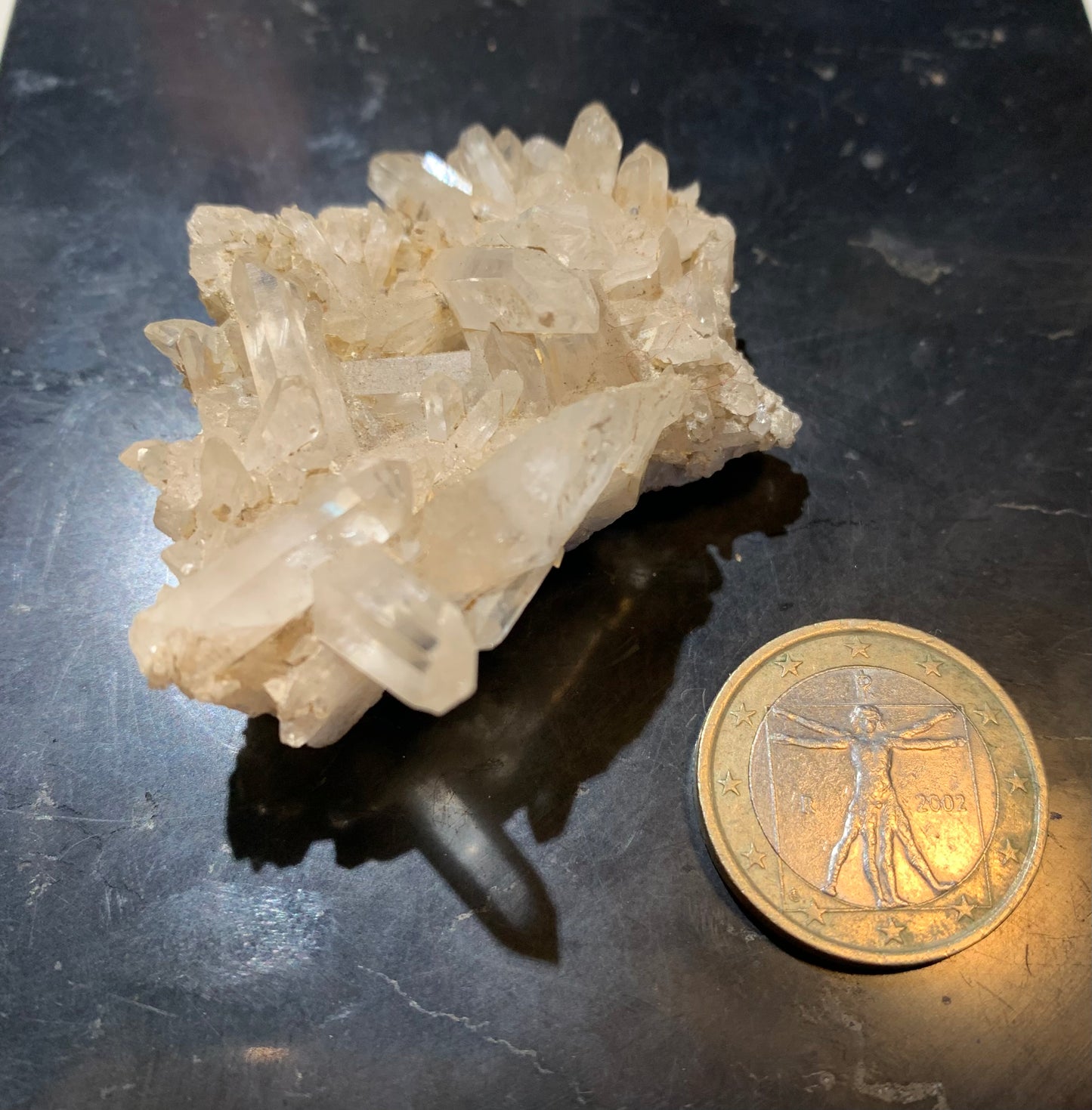 Cristal de roche (France) - Petite druse de petits cristaux - 54 L x 44 l x 24 h mm - 30 grammes - Très belle pureté !
