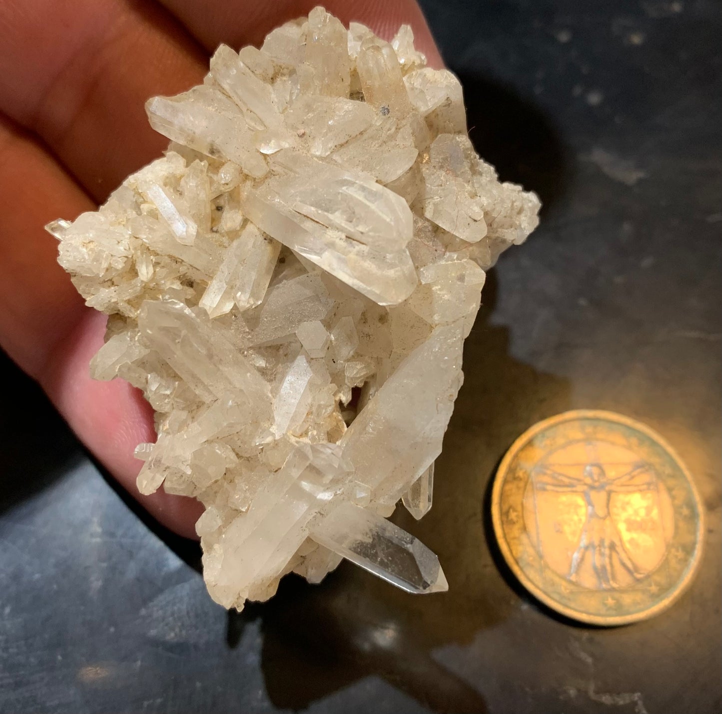 Cristal de roche (France) - Petite druse de petits cristaux - 54 L x 44 l x 24 h mm - 30 grammes - Très belle pureté !