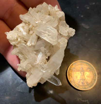 Cristal de roche (France) - Petite druse de petits cristaux - 54 L x 44 l x 24 h mm - 30 grammes - Très belle pureté !