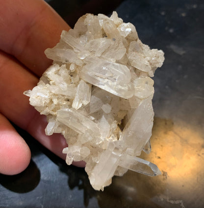 Cristal de roche (France) - Petite druse de petits cristaux - 54 L x 44 l x 24 h mm - 30 grammes - Très belle pureté !