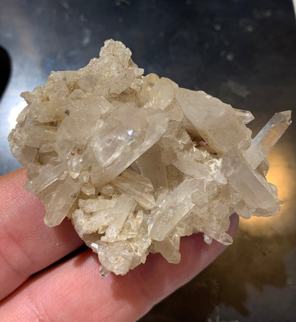 Cristal de roche (France) - Petite druse de petits cristaux - 54 L x 44 l x 24 h mm - 30 grammes - Très belle pureté !