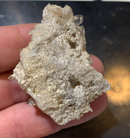 Cristal de roche (France) - Petite druse de petits cristaux - 54 L x 44 l x 24 h mm - 30 grammes - Très belle pureté !