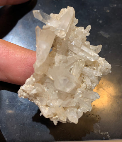 Cristal de roche (France) - Petite druse de petits cristaux - 54 L x 44 l x 24 h mm - 30 grammes - Très belle pureté !