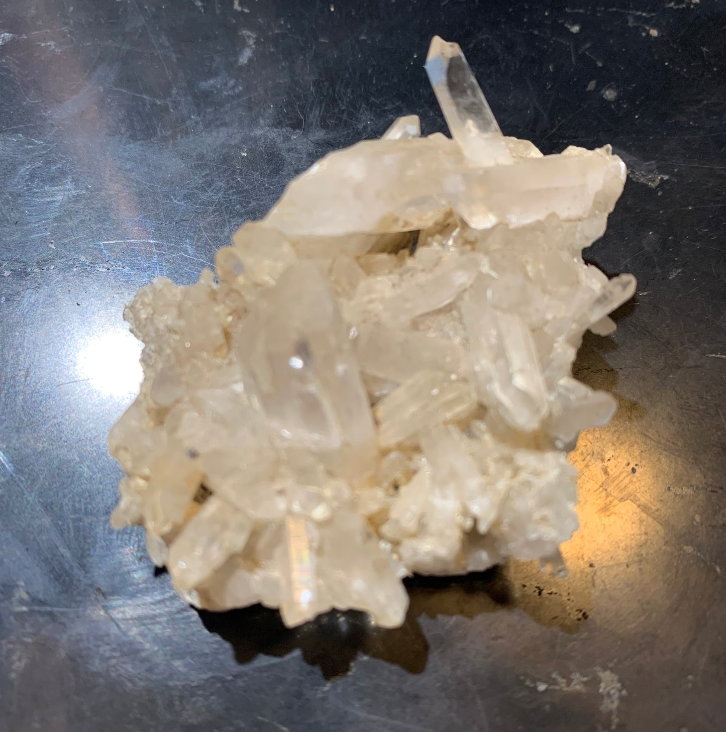 Cristal de roche (France) - Petite druse de petits cristaux - 54 L x 44 l x 24 h mm - 30 grammes - Très belle pureté !