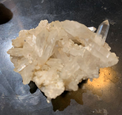Cristal de roche (France) - Petite druse de petits cristaux - 54 L x 44 l x 24 h mm - 30 grammes - Très belle pureté !