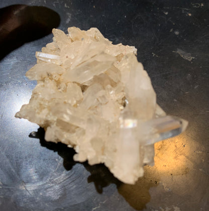 Cristal de roche (France) - Petite druse de petits cristaux - 54 L x 44 l x 24 h mm - 30 grammes - Très belle pureté !