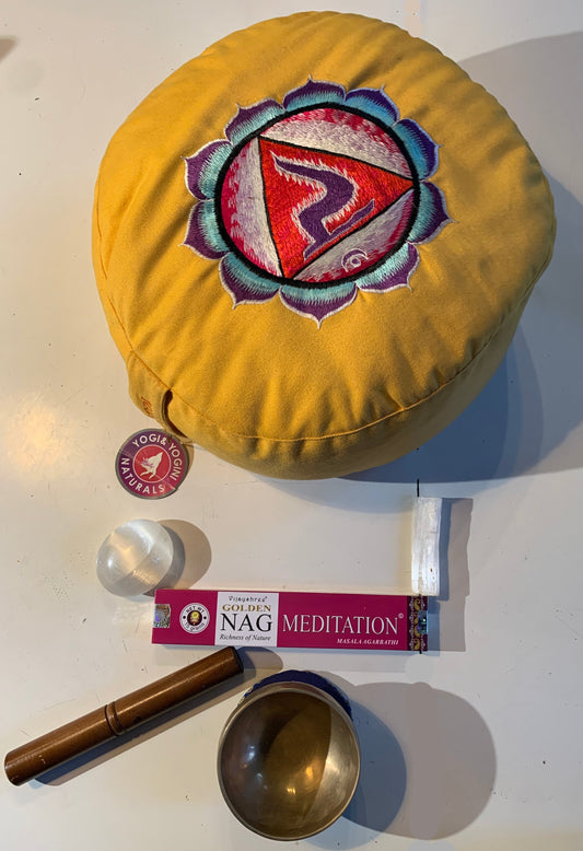 Idée cadeau : Set de méditation et yoga Zen Curiosity : Bol chantant, galet et pierre de sélénite, boîte d’encens, 2 bâtons de Palo Santo + Option coussin jaune du chakra du plexus solaire