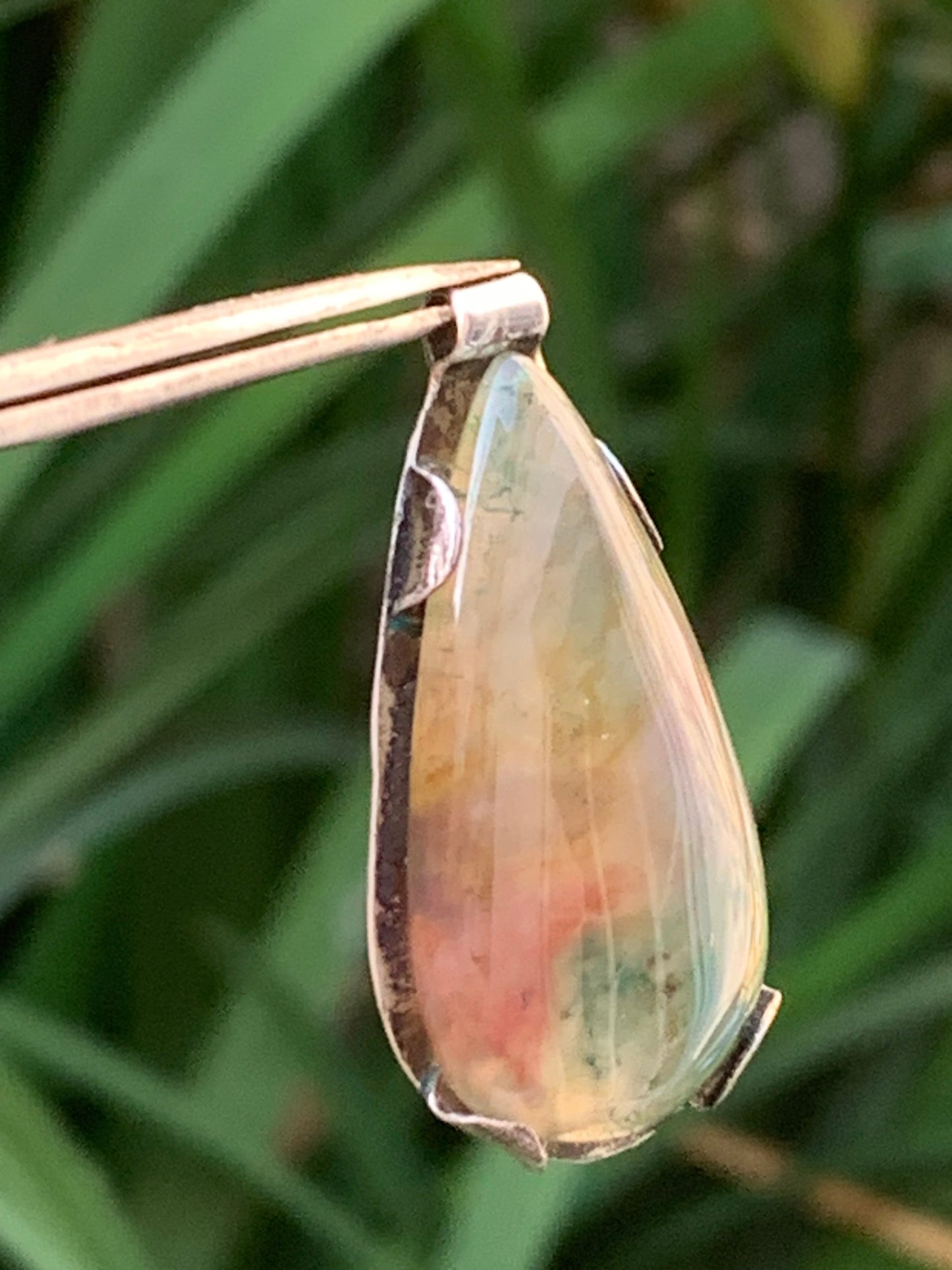 Agate mousse, pendentif en Argent de 35mm de hauteur x18 de largeur x6d'épaisseur. Vendu avec cordon réglable !