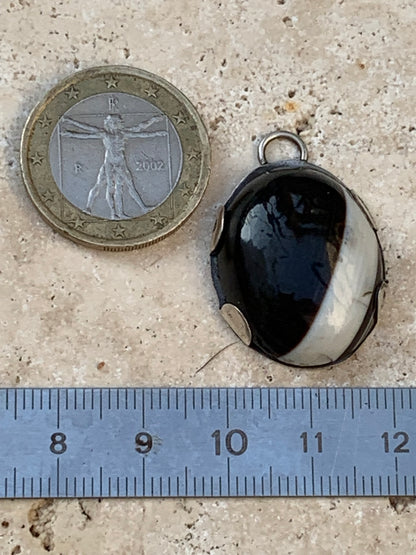 Agate noire, pendentif en Argent de 30mm de hauteur x22 de largeur x8 d'épaisseur. Vendu avec cordon réglable !