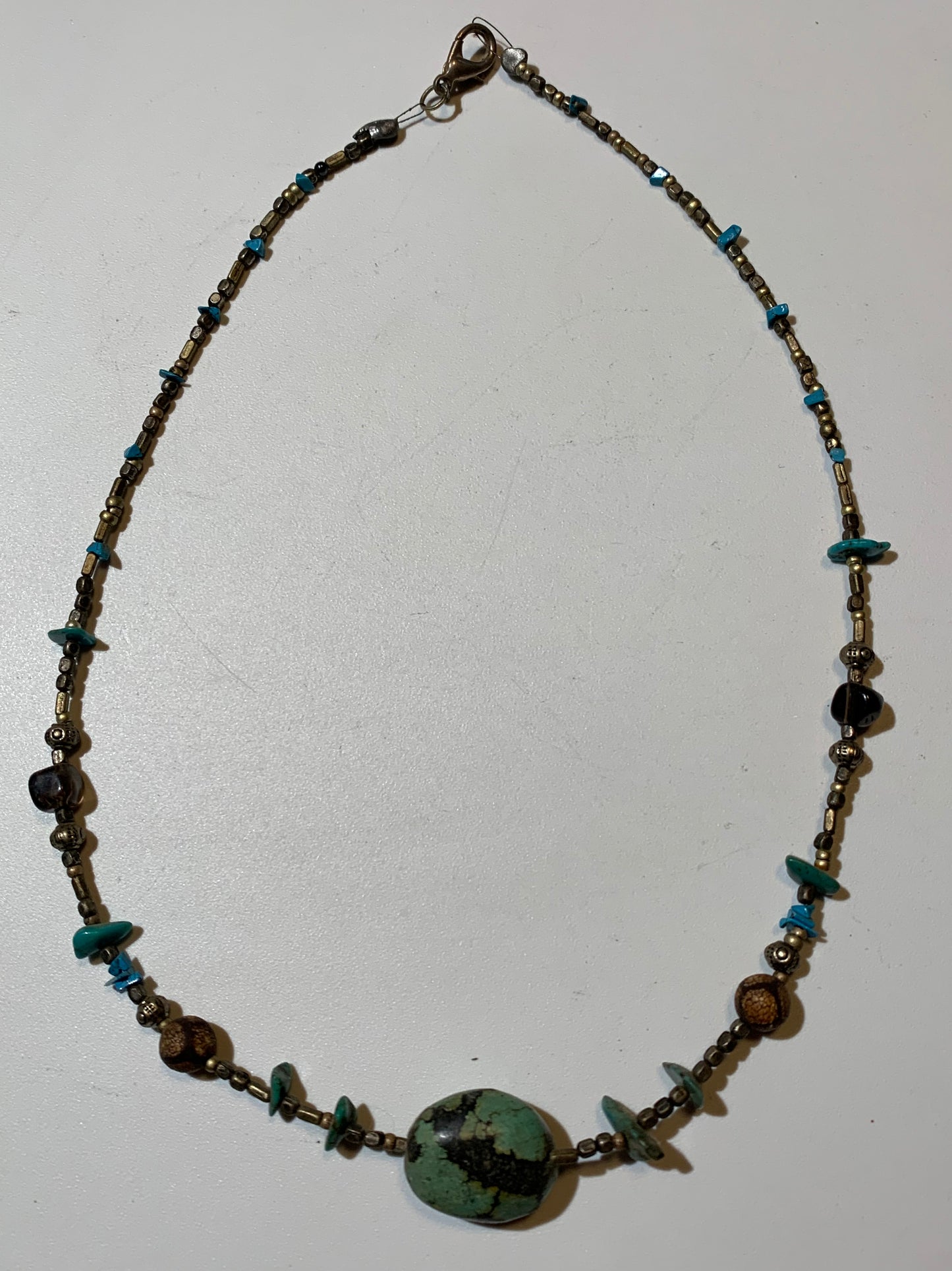 Collier créé par Zen Curiosity – Turquoise naturelle, perles baroques et fantaisie - Longueur 50 cm - Finition en laiton argenté