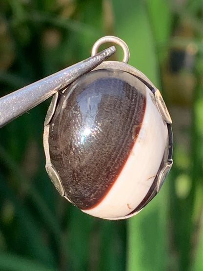 Agate noire, pendentif en Argent de 30mm de hauteur x22 de largeur x8 d'épaisseur. Vendu avec cordon réglable !