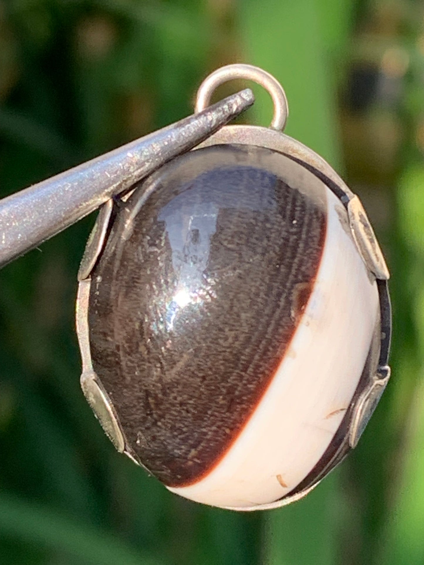 Agate noire, pendentif en Argent de 30mm de hauteur x22 de largeur x8 d'épaisseur. Vendu avec cordon réglable !