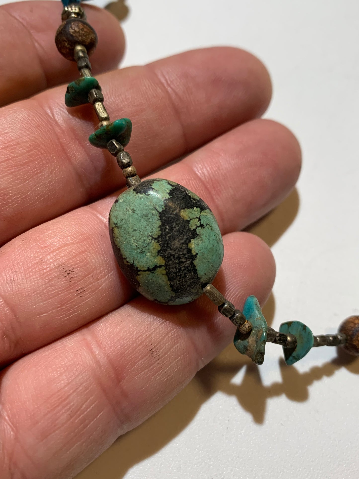 Collier créé par Zen Curiosity – Turquoise naturelle, perles baroques et fantaisie - Longueur 50 cm - Finition en laiton argenté