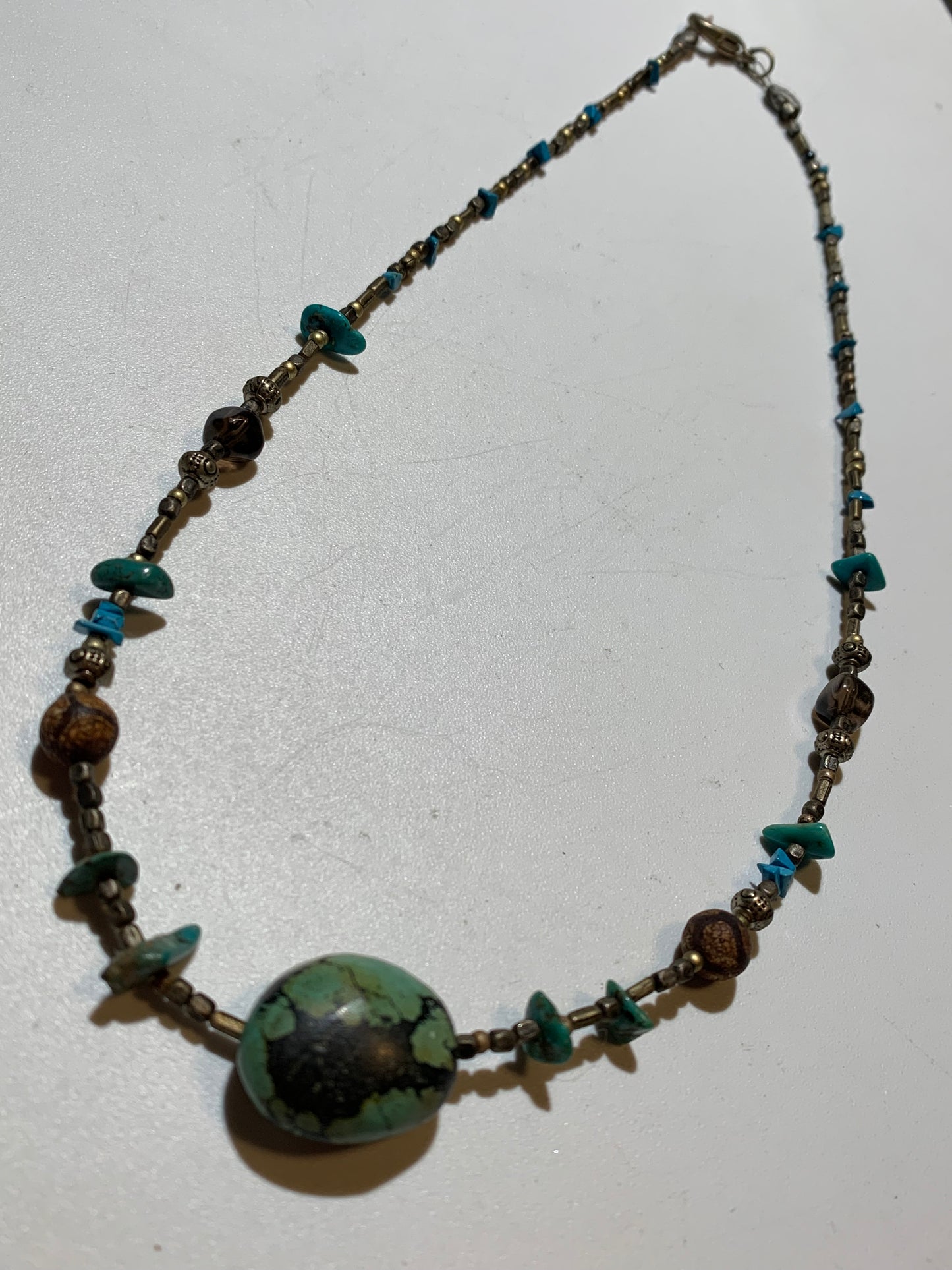Collier créé par Zen Curiosity – Turquoise naturelle, perles baroques et fantaisie - Longueur 50 cm - Finition en laiton argenté