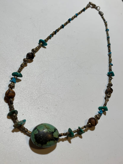 Collier créé par Zen Curiosity – Turquoise naturelle, perles baroques et fantaisie - Longueur 50 cm - Finition en laiton argenté